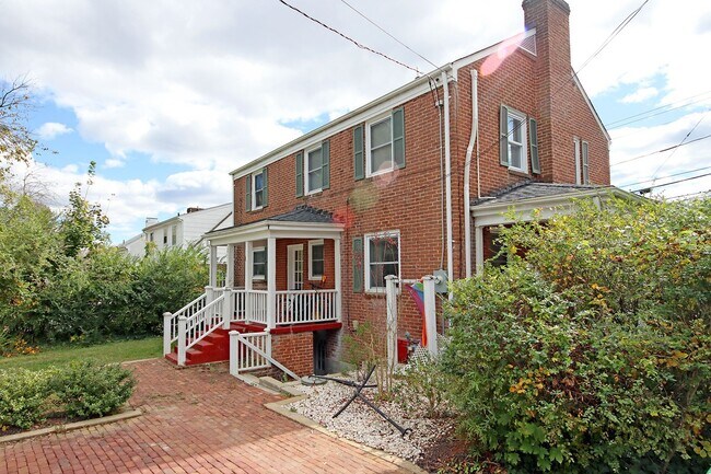 Building Photo - Student-Friendly Home in Desirable Univers...