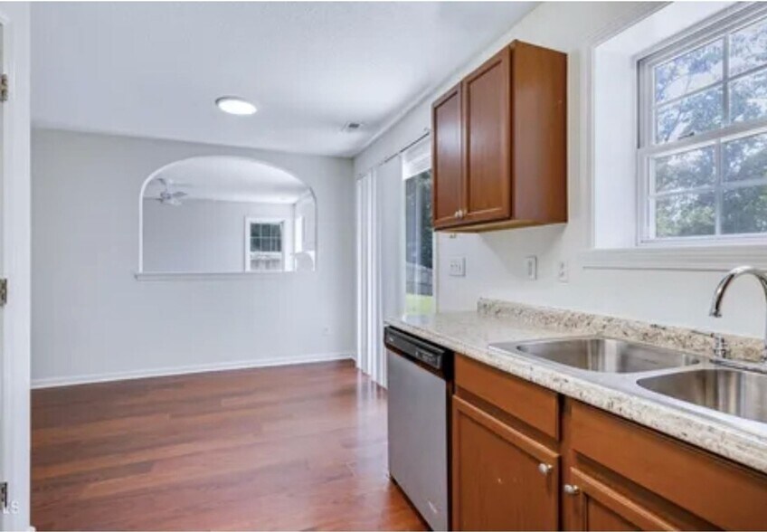 Building Photo - 102 Fallon Ct