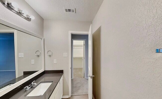 Building Photo - MOVE IN READY