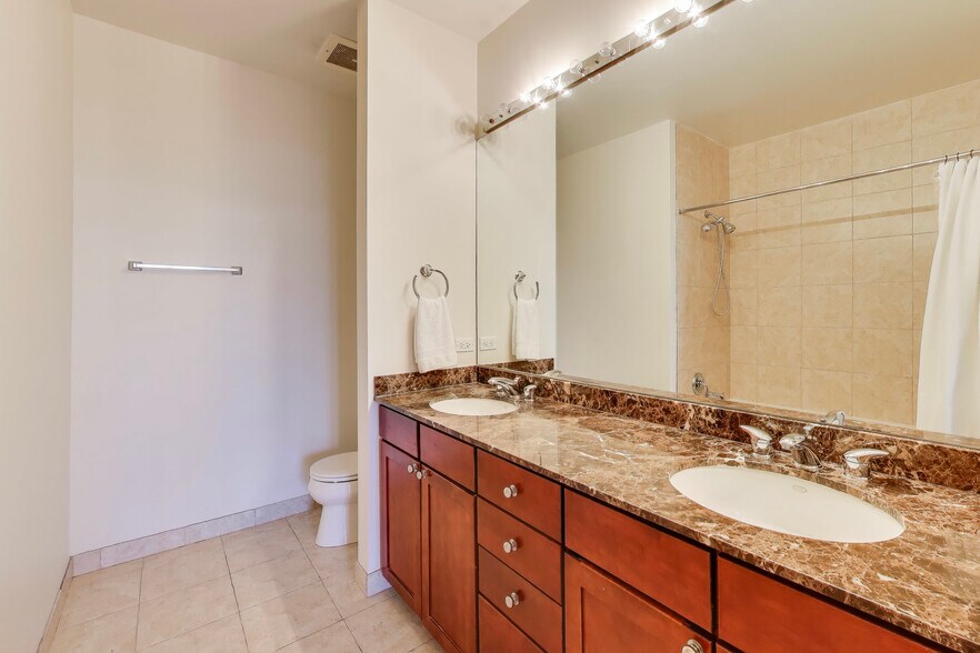 Building Photo - 720 N Larrabee St