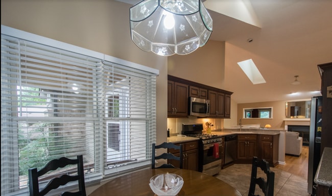 Building Photo - 4 Bedroom 3 Bathroom Home Furnished home