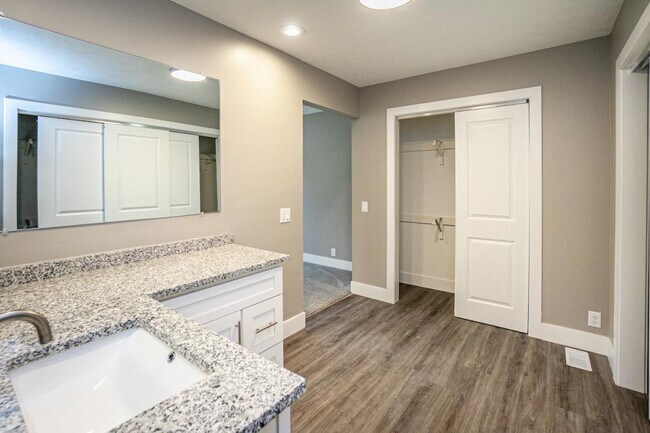 Building Photo - 12713 Ridgeview Cir