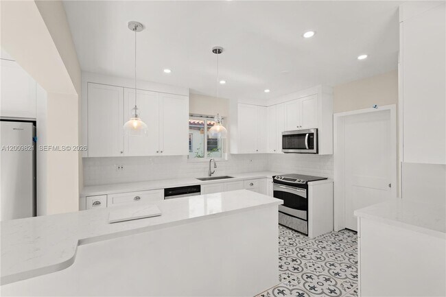 Building Photo - 5614 San Vicente St