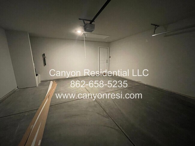 Building Photo - Great Location near everything, beautirul 4 Br 2 Bath