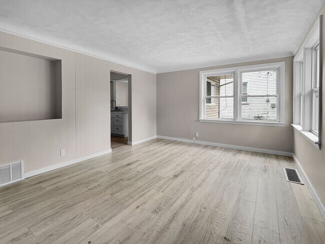 Building Photo - 2100 Dawson Ave NE