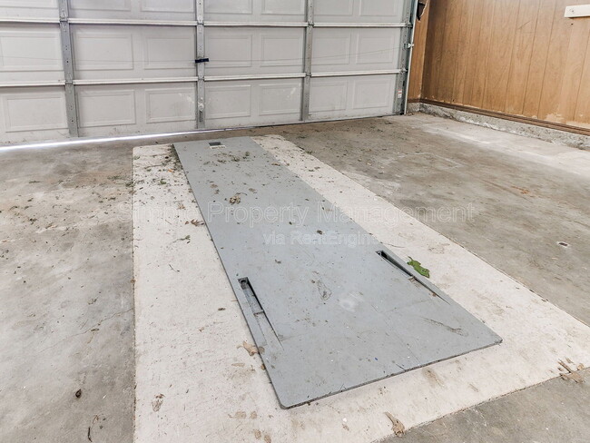Building Photo - 2401 Fedderson Dr