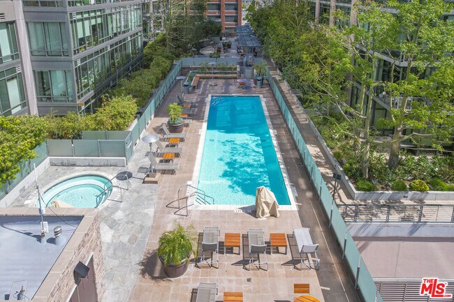 Building Photo - 1100 S Hope St