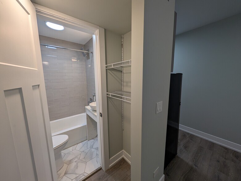 Building Photo - 501 W Belmont Ave