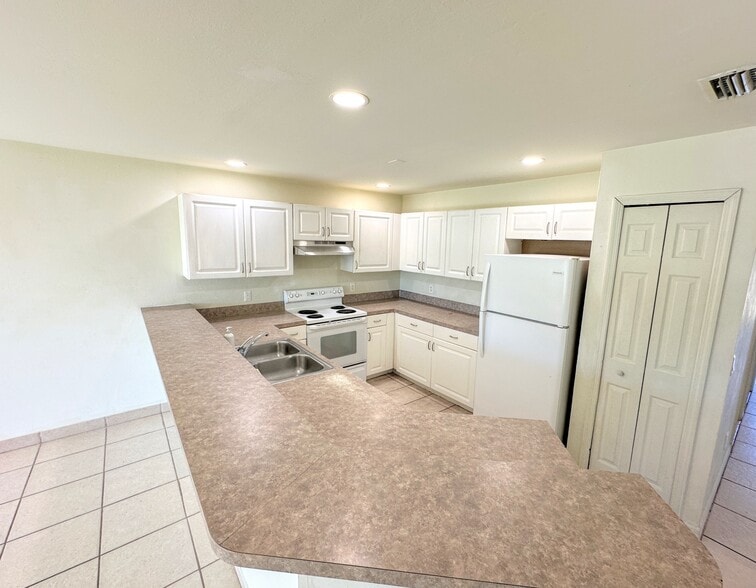 Building Photo - 714 Harold Ave S