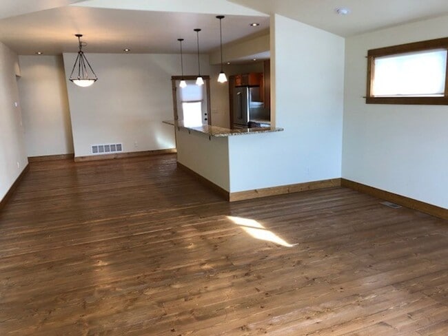Building Photo - Comfortable Living in the Heart of Valley ...