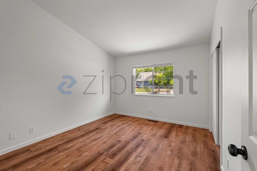 Building Photo - Unit