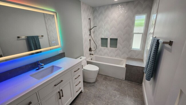 Building Photo - 4 bedroom, 2.5 bathroom home in the desirable Mt Soledad neighborhood.