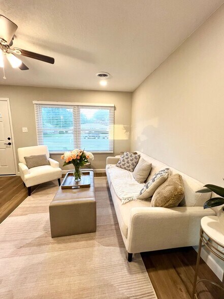 Building Photo - 908 Serf Ct