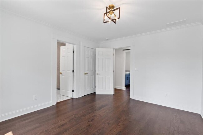 Building Photo - 1296 Hilton Dr