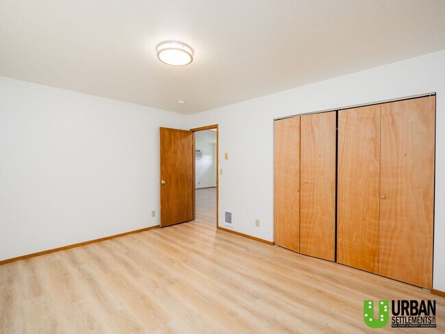 Building Photo - Upriver Dr. 3531-3533 E