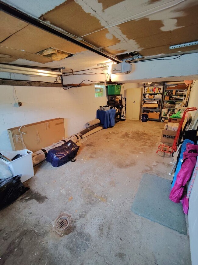 Building Photo - *Beautifully Updated & Spacious 3BD/2BA Si...