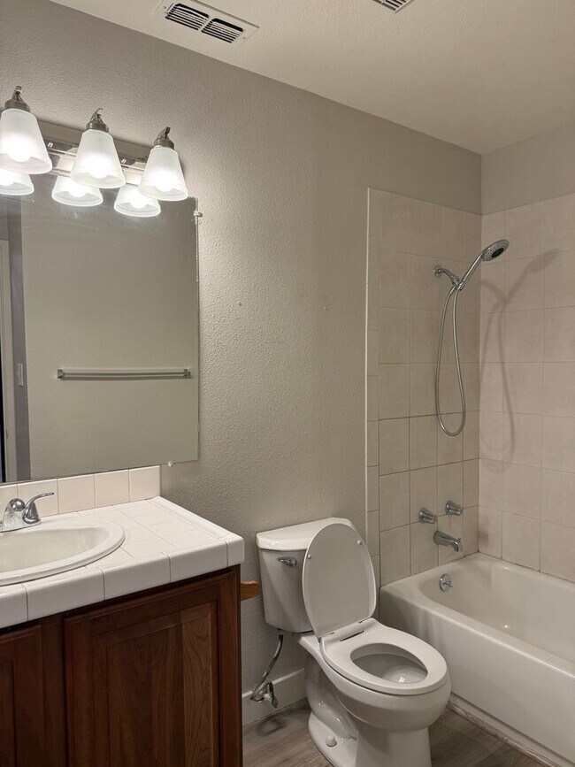 Building Photo - Beautiful and renovated 4 Bed 2 Bath in Sacramento!