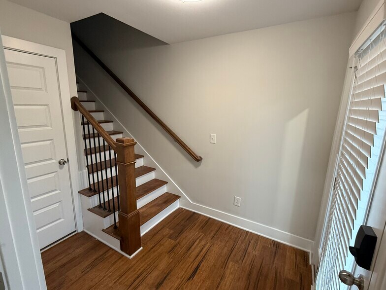 Bright Entry & Stairwell - 421 Elysian Fields Rd