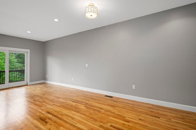 Building Photo - Beautiful & Modern 3-Bedroom Townhome near...