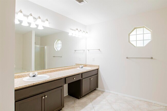 Building Photo - 4012 Shorewood Dr