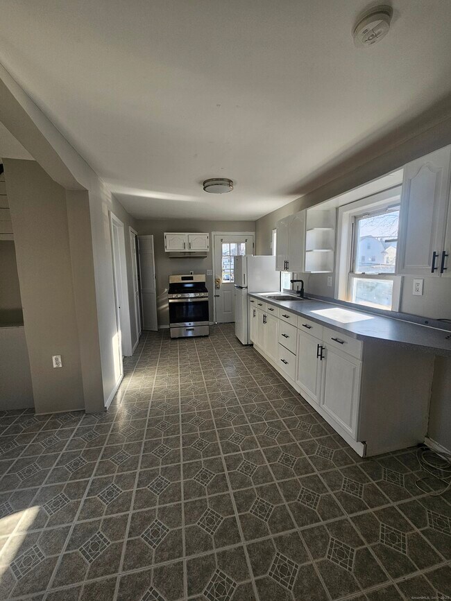 Building Photo - 370 Bruce Ave