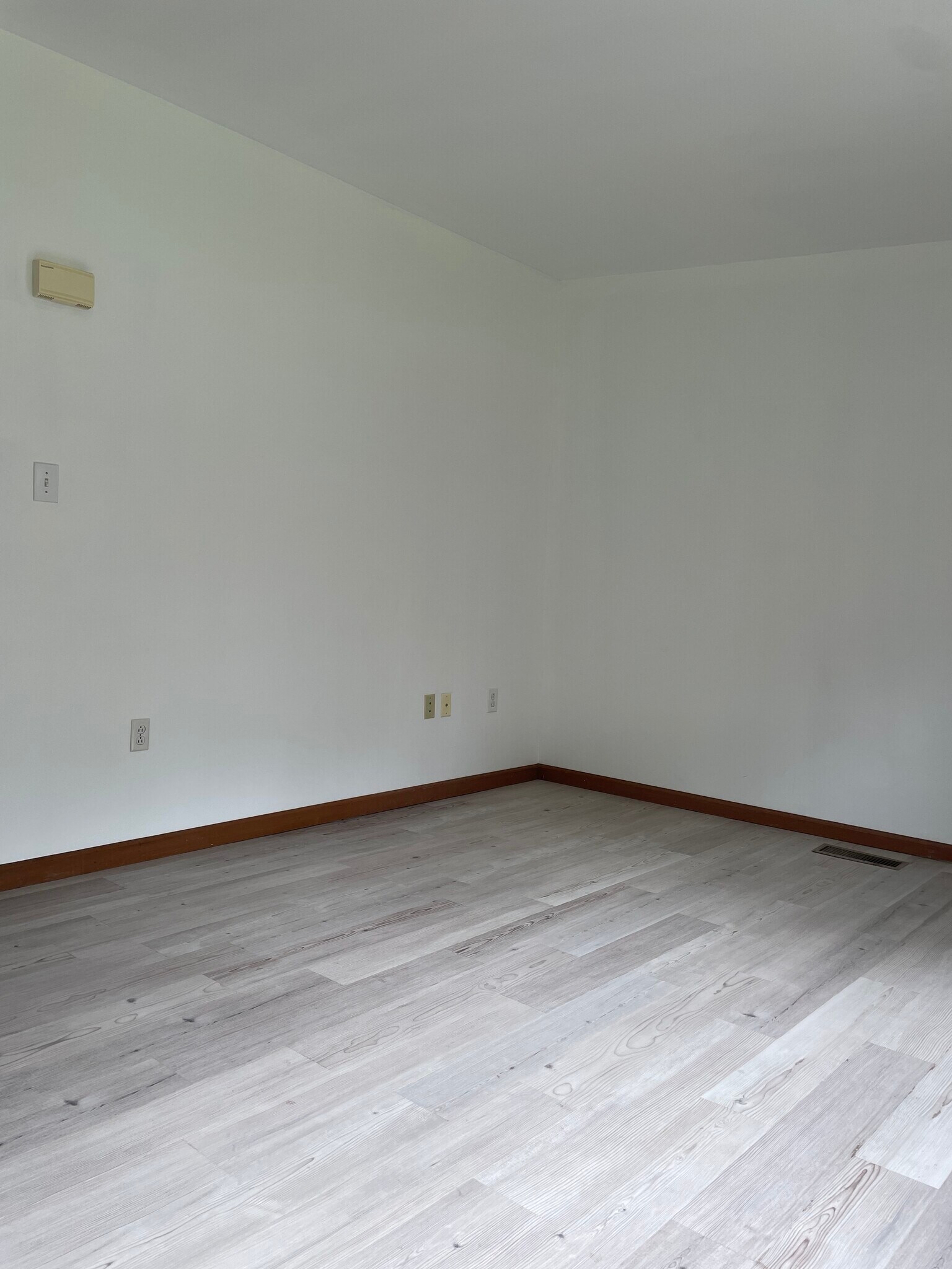 Building Photo - 677 Valley Rd