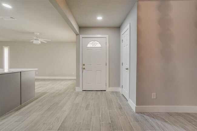 Building Photo - 3805 W Rochelle Rd