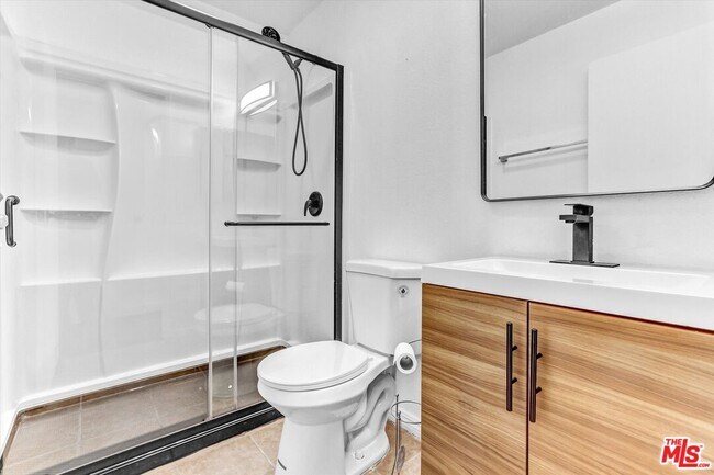 Building Photo - 6155 Reseda Blvd