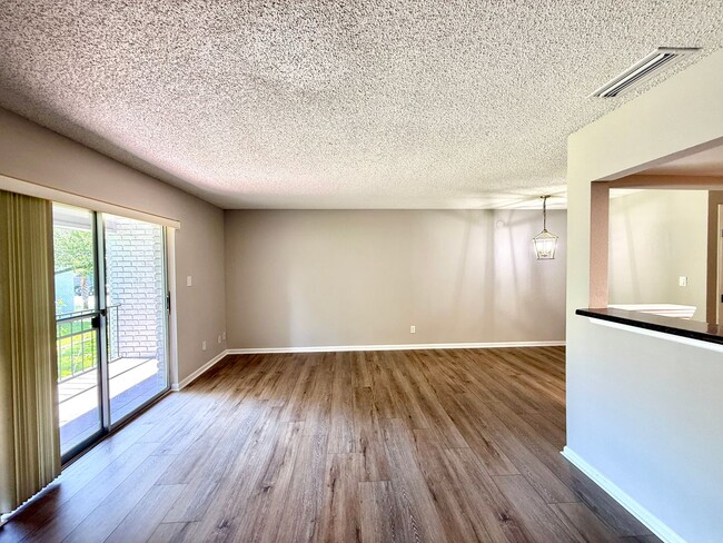Building Photo - STRATFORD CONVENIENT 1/1 CONDO IN SEMINOLE...