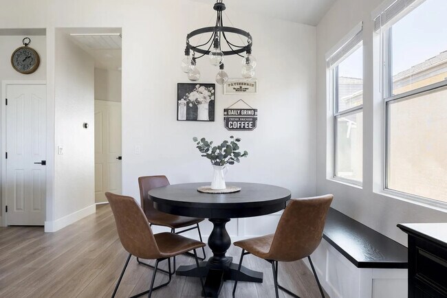 Interior Photo - 156 W Laurel Ct