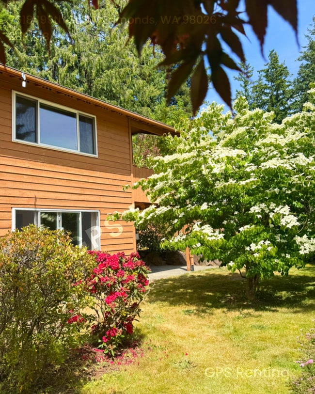 Building Photo - Spacious 2 bedroom with Garage Parking!