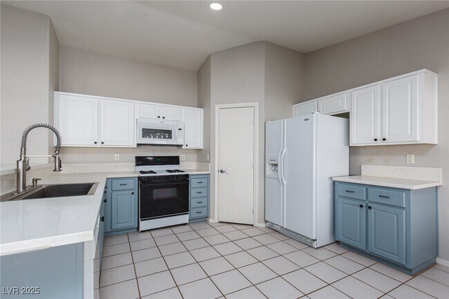 Building Photo - 533 Trocadero St