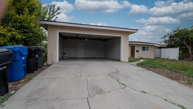 Building Photo - Charming 3 Bedrooms 2 Bathrooms Home $3,50...