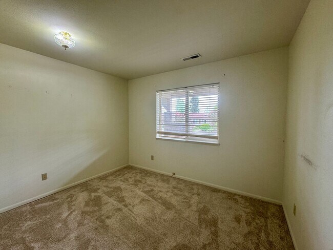 Building Photo - In town Poulsbo rambler now available
