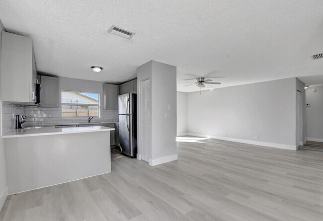 Building Photo - 9632 Saddlebrook Dr
