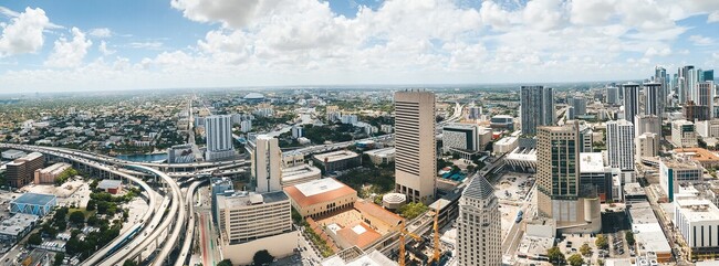 Building Photo - Downtown 1st Miami