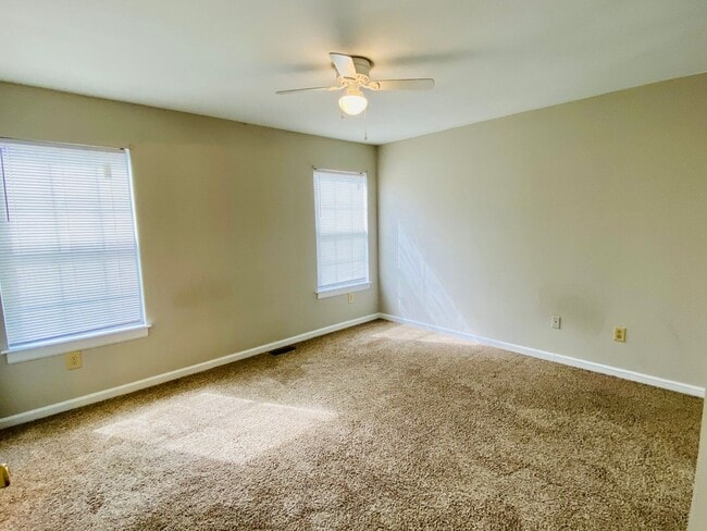 Building Photo - Adorable 3 bdrm/1.5 bath Home Located Clos...