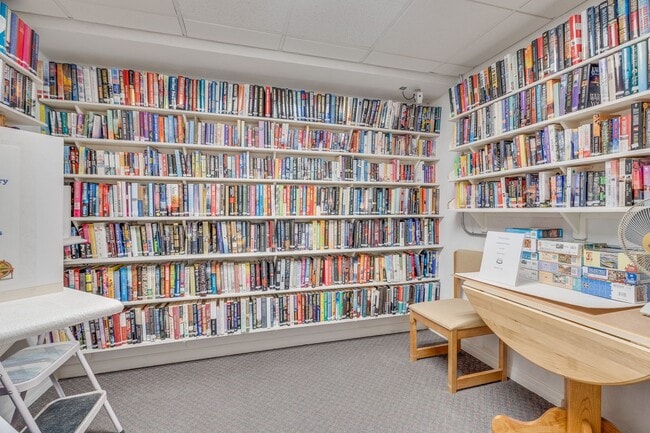 Building Photo - Direct Oceanfront Furnished/Unfurnished Co...