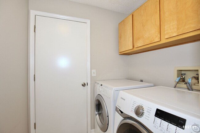 Building Photo - Stunning 3/2 Home with a Spacious 2 Car Ga...