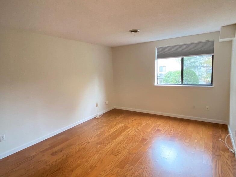 Building Photo - 255 North Rd