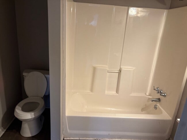 Building Photo - 2 bedroom, 1 bathroom home available in Winston-Salem!