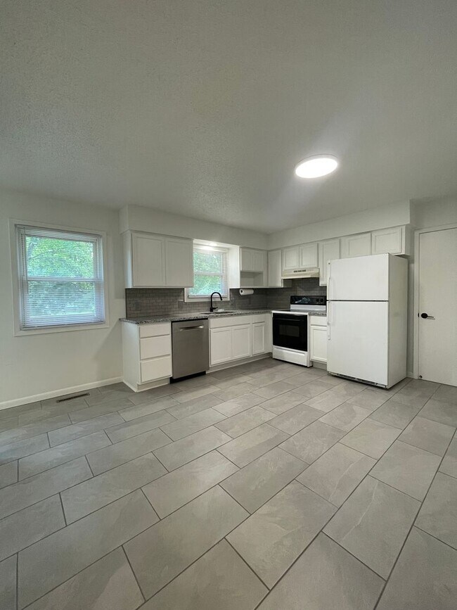 Building Photo - Great Location 3 bedroom 1 bath 1car garage