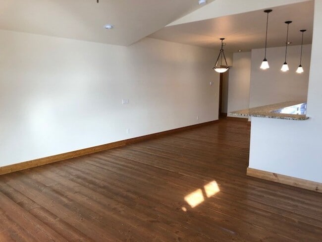 Building Photo - Comfortable Living in the Heart of Valley ...