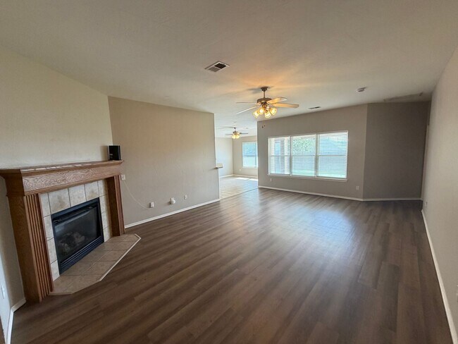 Building Photo - 3 Bed 2 Bath Home in Mustang