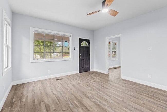 Building Photo - Charming 4 Bedroom, 1 Bathroom house