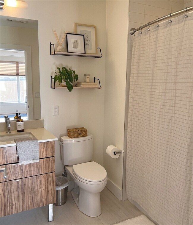 Building Photo - 250 Meridian St