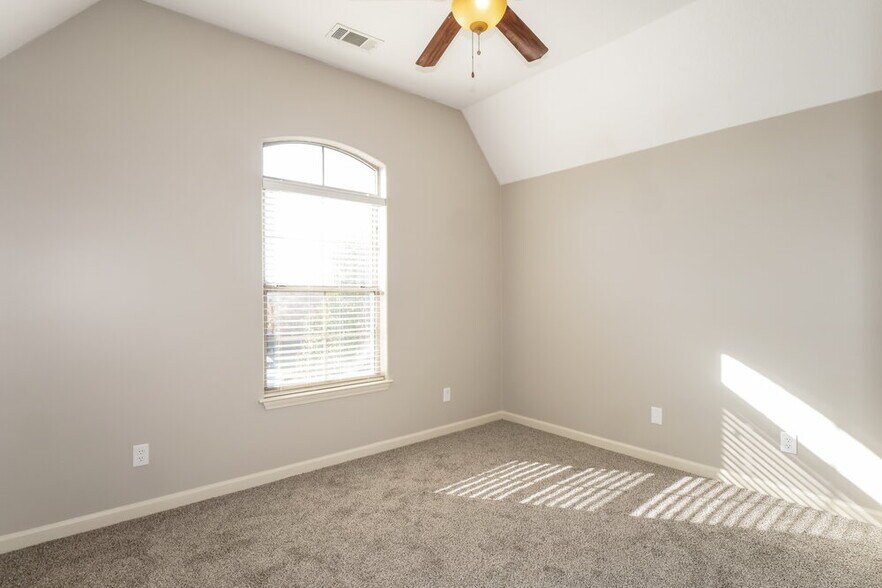 Building Photo - 15 Willow Springs Ln