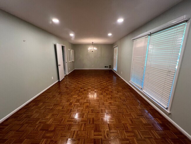 Building Photo - 3 bedroom 2 bathroom single level home in ...