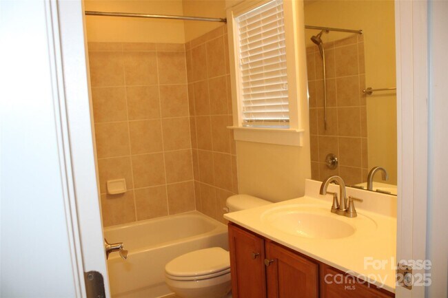 Building Photo - 541 Jetton St