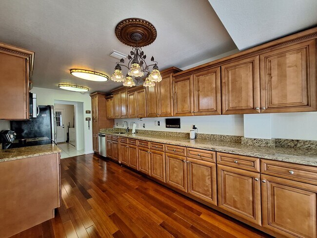 Building Photo - Spacious 4-Bed, 3-Bath Belle Isle Home wit...
